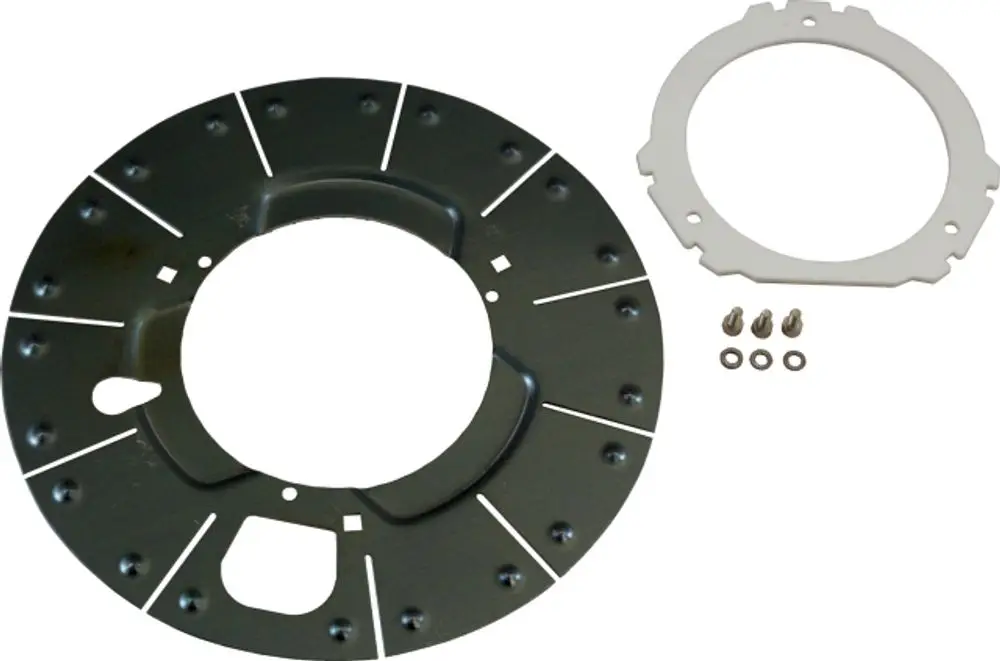 Brennervorrichtung bestehend aus einer metallischen Grundplatte mit Bohrungen und einer weißen Montageplatte. Komponenten für Wolf-Produkte zur Befestigung.